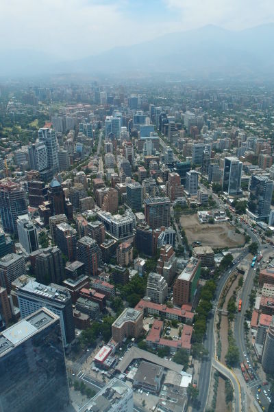 Výhľad na Santiago de Chile z Gran Torre - najvyššej budovy v Južnej Amerike