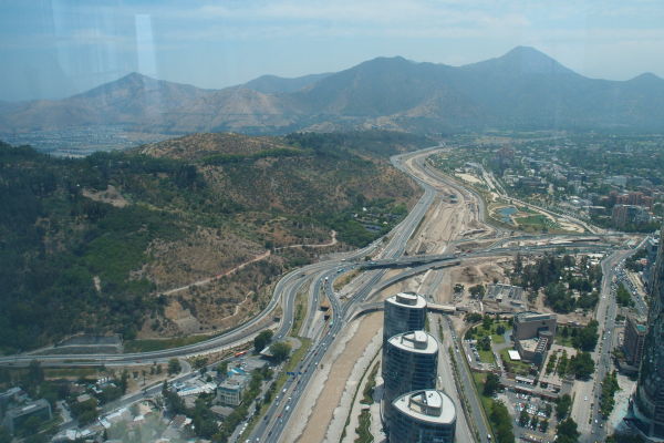 Výhľad na okraj mesta Santiago de Chile z Gran Torre - najvyššej budovy v Južnej Amerike