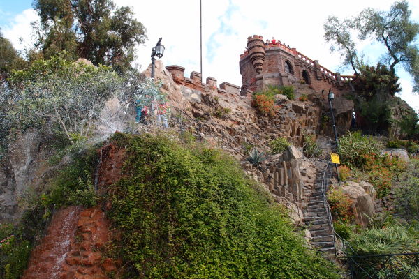 Hradby na vrcholku kopca Santa Lucía v Santiagu