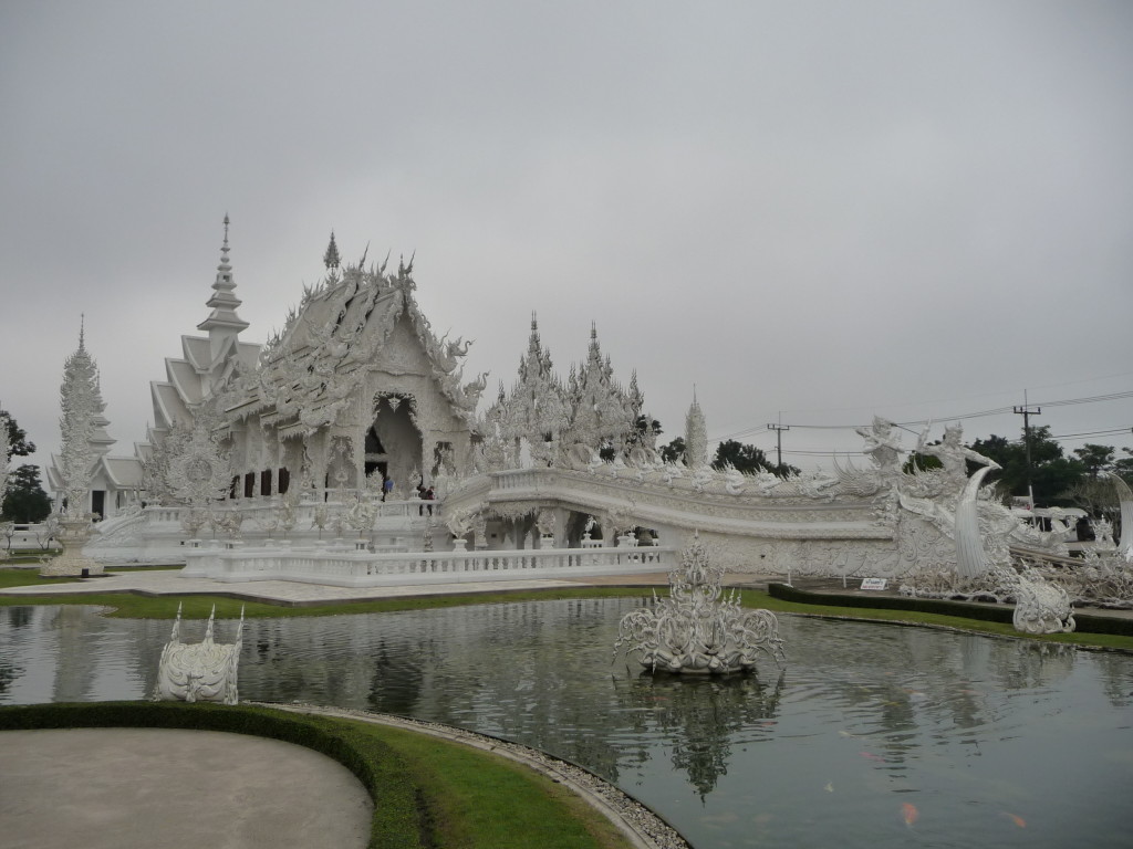 Chrám Wat Rong Khun, prezývaný aj Biely chrám