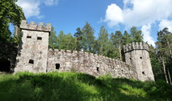 Granitový hrad v parku Aulanko v Hämeenlinne