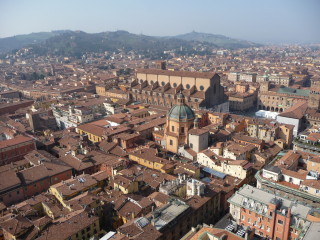Pohľad na Bolognu z veže Asinelli, Katedrála sv. Petronia v strede