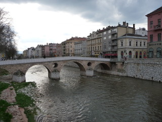 Latinský most, vpravo múzeum venované sarajevskému atentátu a miesto, kde bol zabitý Franz Ferdinand