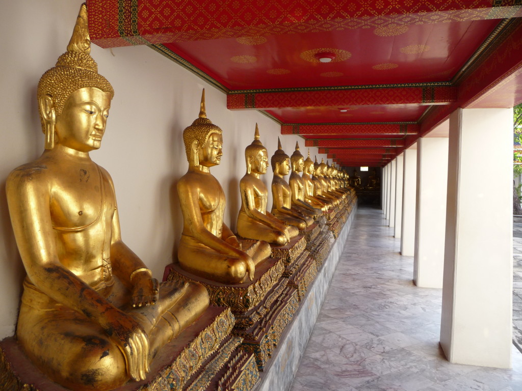 Zlaté sochy Budhu v chráme Wat Arun v Bangkoku