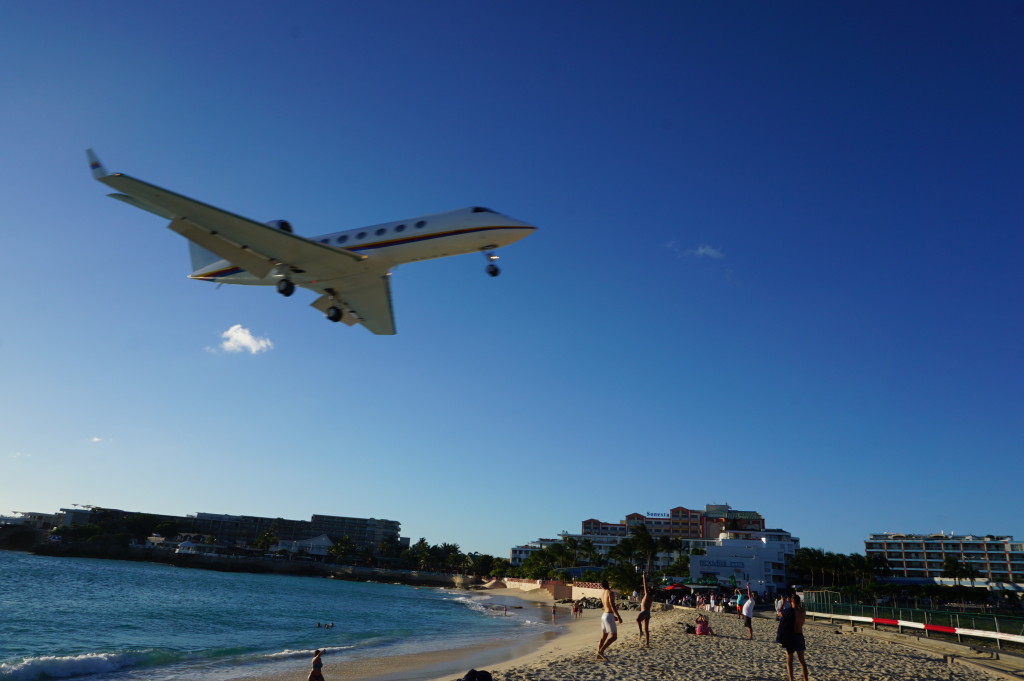 Lietadlo nad plážou Maho Beach pristávajúce na letisko na Sv. Martine