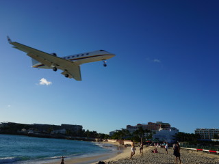 Lietadlo nad plážou Maho Beach pristávajúce na letisko na Sv. Martine