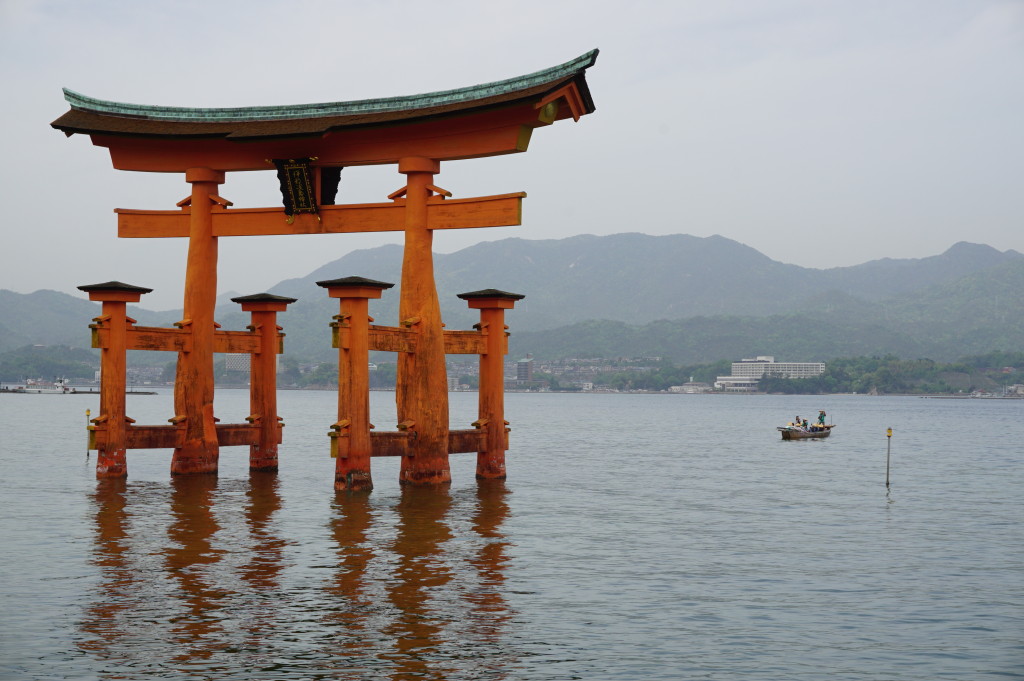 Vstupná brána (torii) k svätyni Icukušima