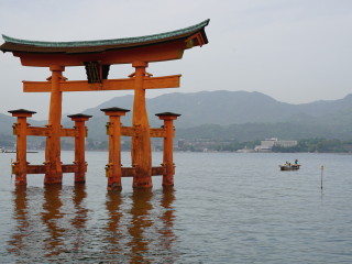 Vstupná brána (torii) k svätyni Icukušima