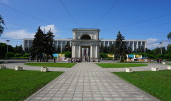 Víťazný oblúk a za ním Vládny palác v Kišiňove