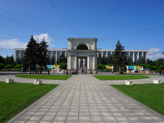 Víťazný oblúk a za ním Vládny palác v Kišiňove