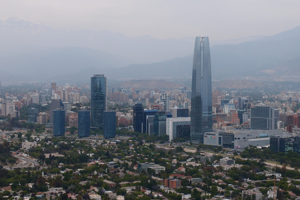 Panoráma Santiaga s dominantnou vežou Gran Torre Santiago