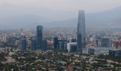 Panoráma Santiaga s dominantnou vežou Gran Torre Santiago