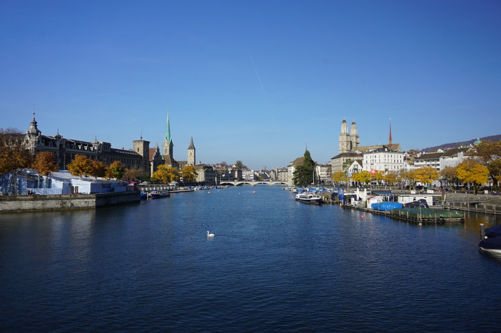 Pohľad na centrum Zürichu nad riekou Limmat z mosta Quaibrücke
