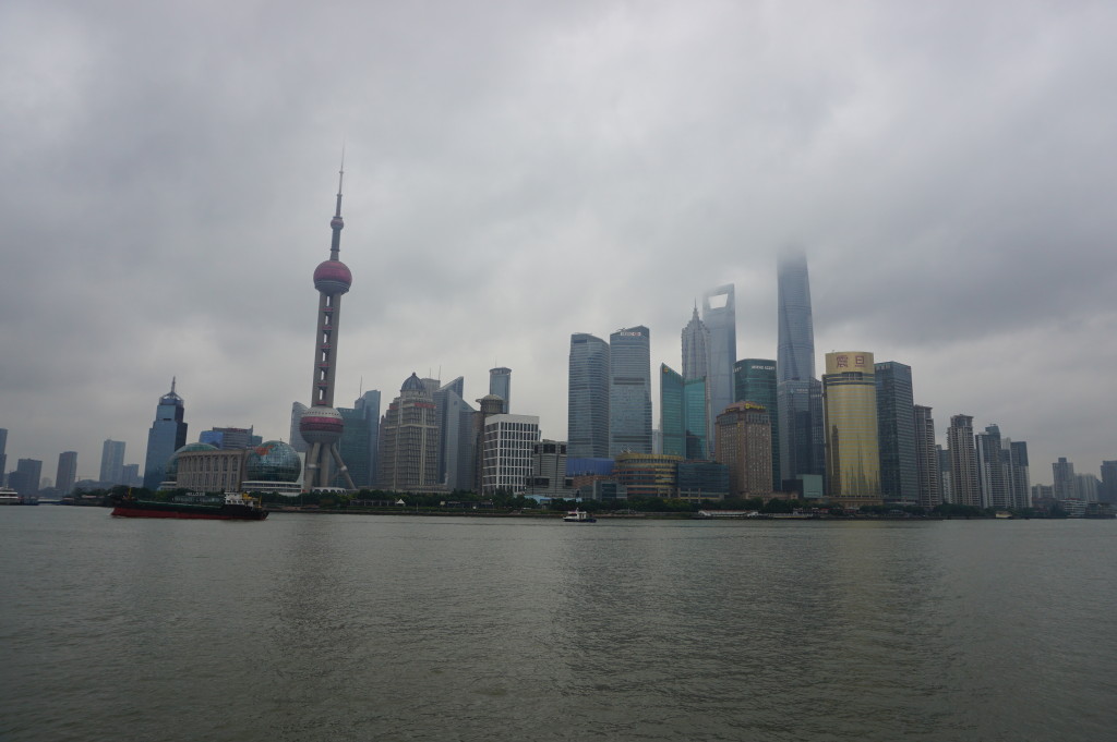 Moderná šanghajská štvrť Pudong v sychravom počasí