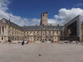 Vojvodský palác na Námestí oslobodenia (Place de la Libération) v Dijone