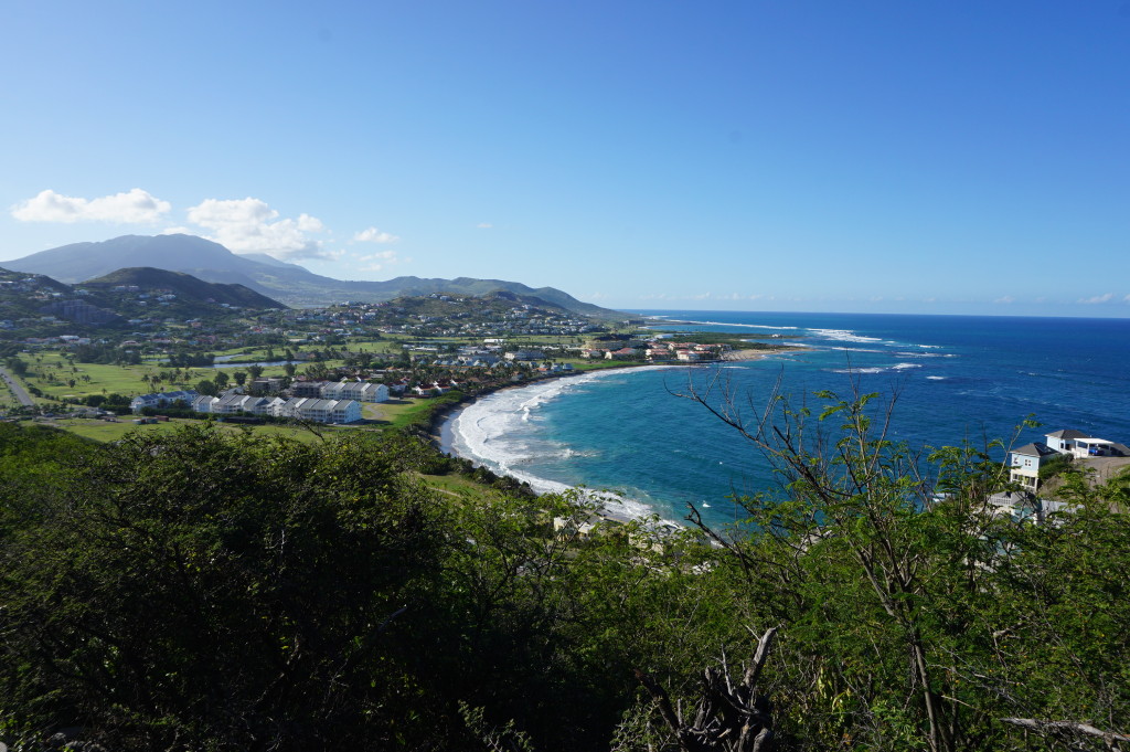 Záliv Frigate Bay a za ním Halfmoon Bay na ostrove Sv. Krištof