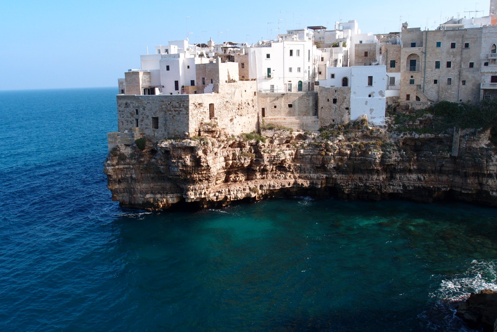 Typické domčeky na skalnatom pobreží mestečka Polignano a Mare