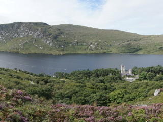 Národný park Glenveagh spolu so zámkom rovnakého mena, stojacim nad jazerom Veagh