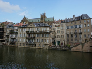 Riečka Moselle v Metz a v pozadí katedrála