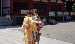 Japonky v tradičnom odeve v chráme Sensó-dži (Senso-ji) v Tokiu