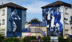 Nástenné maľby v štvrti Bogside pripomínajúce Krvavú nedeľu v Londonderry