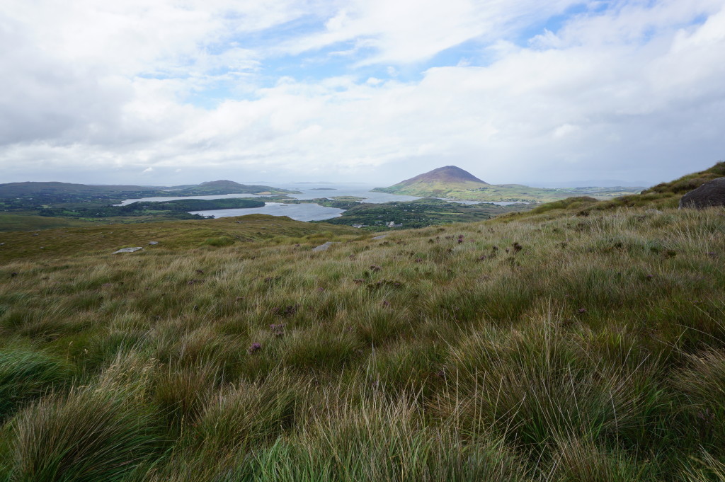 Pobrežie Atlantiku v Connemare v Írsku, pohľad z Diamantovej hory (Diamond Hill)