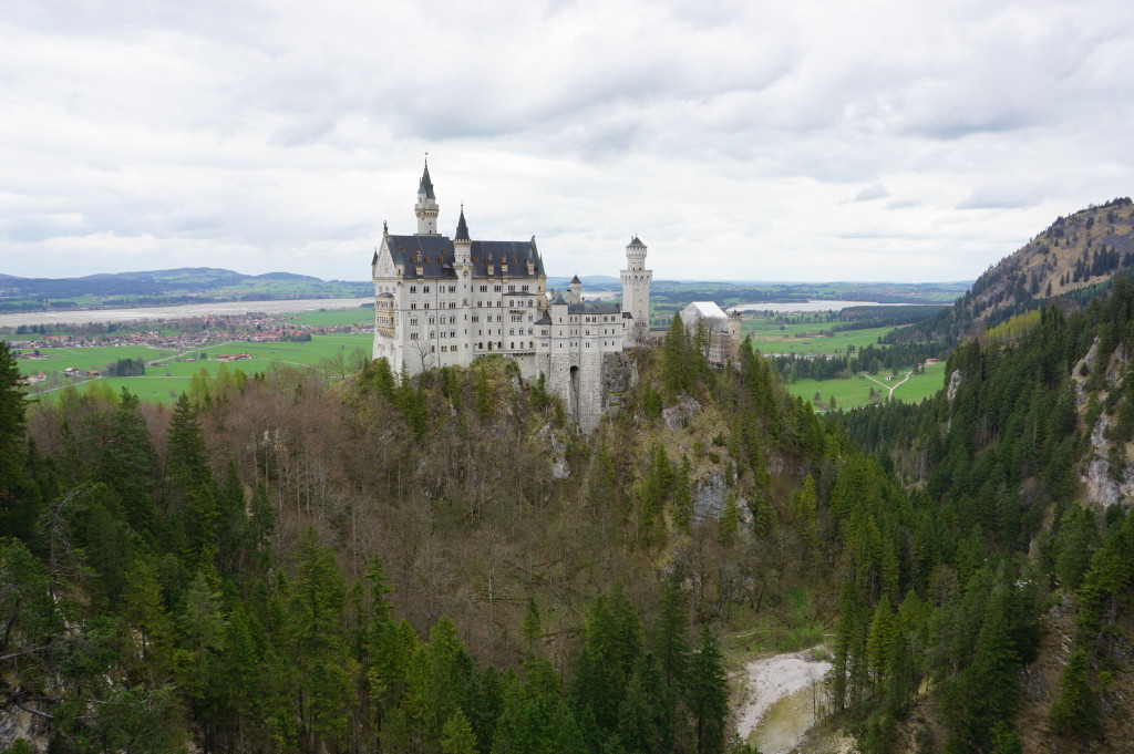 Hrad Neuschwanstein pri pohľade z mostu Marienbrücke