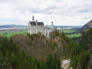 Hrad Neuschwanstein pri pohľade z mostu Marienbrücke