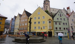 Centrálne námestie mesta Füssen, v pozadí zámok