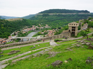 Veliko Tarnovo - pohľad z pevnosti Carevec na náprotivnú pevnosť Trapezica